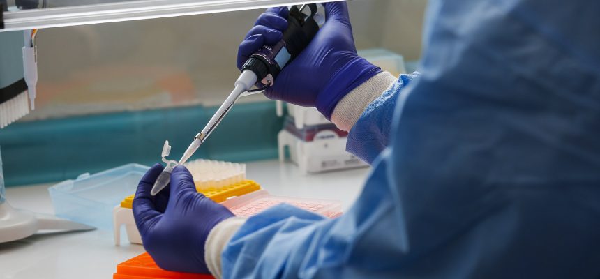 30 de enero 2020rSubsecretaria Paula Daza, visitando laboratorio de ispch que cuenta con nueva tcnica de PCR para confirmacin diagnstica de nuevo coronavirus r Fotos: Alejandra De Lucca V. / Minsal 2020